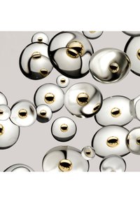 Groupes de bulles claires et réfléchissantes avec de plus petites sphères dorées à l'intérieur sur un fond clair et neutre.