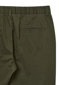 Pantaloni verde oliva con una cintura elastica e una tasca sul retro. Il tessuto appare liscio con una texture minima.