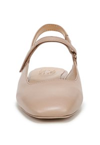 Beige gesloten teenschoenen met een verstelbare enkelband, gemaakt van glad synthetisch materiaal, met een ronde neus en platte zool.