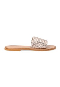 Geweven metalen slide-sandalen met een platte tan zool, voorzien van een gestructureerd, open teenontwerp en een minimalistische constructie, ideaal voor casual gebruik.