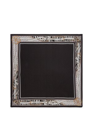 Sottopiatto in tessuto nero con bordi bianco e oro, caratterizzato da motivi a zebra e design intricati. Texture liscia con un contorno dettagliato.