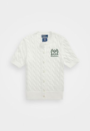 Cardigan blanc à manches courtes avec un motif en maille torsadée, fermeture à boutons, et un logo de Wimbledon brodé en vert avec des raquettes de tennis croisées et un laurier.