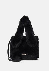 Černá kabelka z imitace kožešiny s měkkou texturou, obdélníkovým tvarem a zaoblenou rukojetí. Obsahuje odnímatelný černý popruh a zlatý detail s logem.