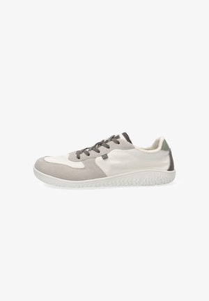 Zapatilla casual de corte bajo con paneles en blanco y gris claro, cordones gris oscuro, suela texturizada blanca y pequeña etiqueta decorativa en el lateral.
