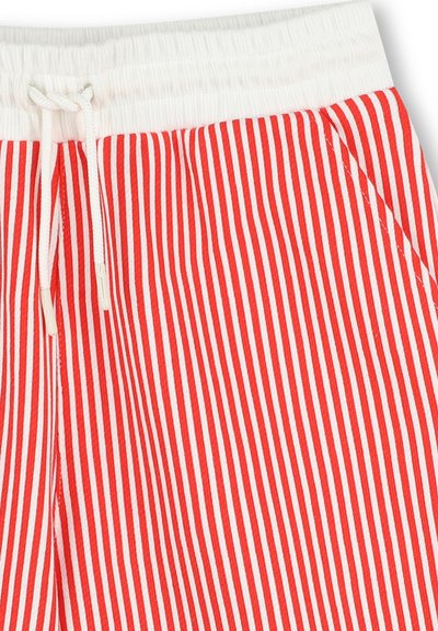 Rood-witte gestreepte shorts met een elastische tailleband, voorzien van een trekkoord en zijzakken voor extra gemak.