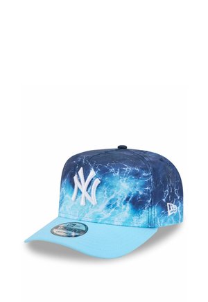 Casquette de baseball bleue avec motif de vagues d'eau, visière bleu clair et logo New York Yankees brodé en blanc à l'avant.