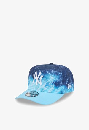 Blaues Baseballcap mit Wasserwellenmuster, hellblauem Schirm und weiß besticktem New York Yankees-Logo auf der Vorderseite.