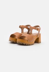 Call it Spring SPINNEY - Sabots - cognac