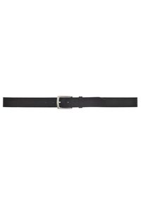 Cintura in pelle nera con una fibbia rettangolare in metallo argentato, texture liscia e cinque fori equidistanti per la regolazione.