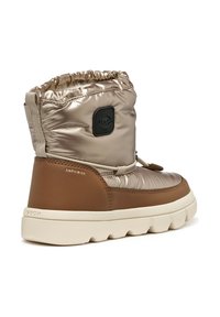 Botín de invierno aislado en tonos marrón y beige con suela blanca gruesa, parte superior acolchada, tirador trasero y la marca "Geox Amphibiox" en el lateral y el talón.