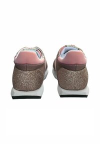 Scarpe sportive rosa e beige con un retro glitterato color oro rosa, collo imbottito, suola bianca e fodera in rete.