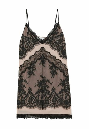 Camisón de encaje negro con una capa inferior beige, que presenta patrones florales y bordes ondulados. Tiene tirantes delgados ajustables y un escote en V.