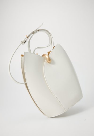 Borsa a tracolla in pelle bianca con una forma unica a petalo, accessori in oro e una tracolla sottile e regolabile. Texture liscia, design minimalista.