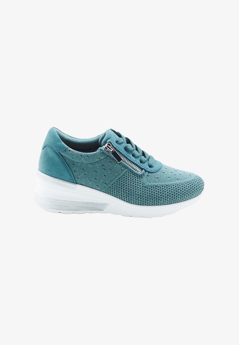 Scarpa atletica color teal con tomaia in materiali misti, includendo mesh e suede, chiusura con lacci, dettaglio con cerniera laterale e suola bianca e testurizzata.