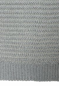 Grauer gestrickter Pullover mit offenem Spitzendesign und geripptem Saum. Das Material wirkt leicht und hat eine strukturierte Oberfläche.
