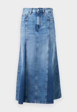 Jeansrok met een lichte tot donkere blauwe gradient, knielengte, met een rechte snit, uitsparingen aan de voorkant en klassieke knoop- en ritsluiting.