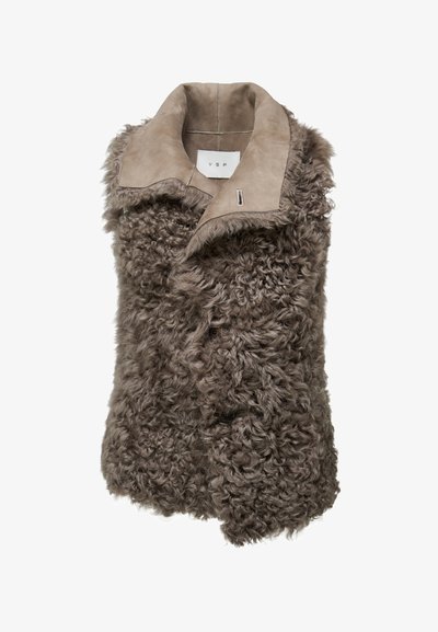 Kamizelka z sztucznego futra w jasnobrązowym kolorze o puszystej fakturze, z zamszowym kołnierzem i częściowym zapięciem na guziki dla lepszego wykończenia. Miękka i ciepła.