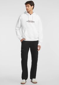 Guess Jeans HOOD REG AMERICA TRAD - Mikina - weiß