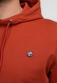 Petrol Industries Felpa con cappuccio - warm chili