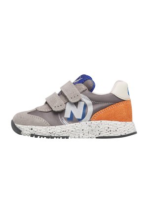Grauer Kindersneaker mit orangefarbener Ferse, blauem Logo, zwei Klettverschlüssen und weiß gesprenkelter Sohle.