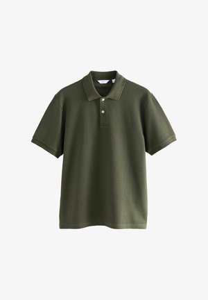 Olivově zelené polo tričko s krátkým rukávem, dvěma bílými knoflíky a klasickým límcem na bílém pozadí.