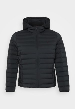 Must kergestusjakk, millel on lukuga taskud, kapuuts ja horisontaalne tikand. Rinnas on Tommy Hilfigeri logo. Sile tekstuur.