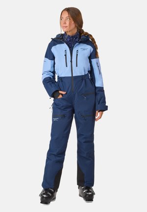 Blauer und marineblauer Schneeanzug mit einem Reißverschluss vorne, mehreren Taschen und schwarzen Akzenten. Das Design umfasst eine Kapuze und verstärkte Bündchen.