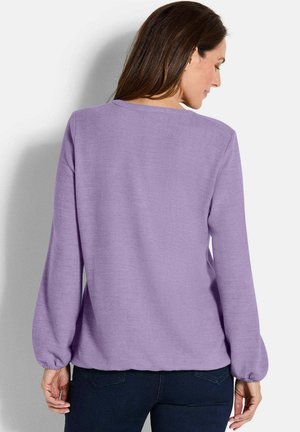 Paarse longsleeve trui met een ruime pasvorm en gathered manchetten. Zachte textuur, ronde halslijn en een rechte zoom.