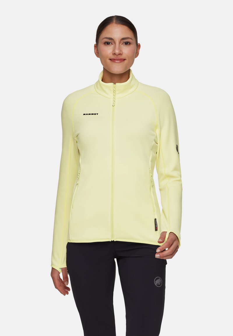 Giacca gialla con cerniera e collo alto, con logo sul petto a sinistra, due tasche laterali e cuciture a contrasto. Tessuto dalla texture liscia.