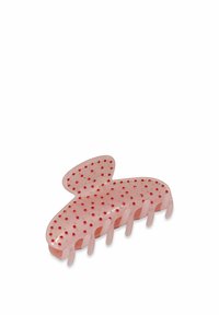 Clip de pelo rosa hecho de plástico transparente, con acentos de puntos rojos y dorados, en forma de mariposa y seis dientes de agarre para sujeción.