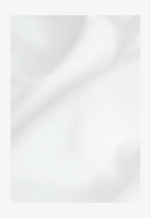 Witte stof met een gladde structuur, met subtiele plooien en een zachte glans, wat duidt op lichtgewicht materiaal dat geschikt is voor kleding.