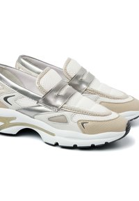 Beige-weiße Schuhe mit Mesh- und metallischen Akzenten. Runde Zehenform, Slip-On-Design mit gepolsterter Sohle und ausgeprägtem Profil.