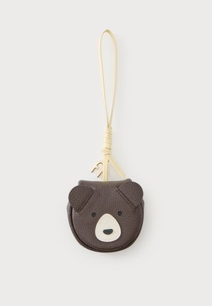 Petit porte-monnaie en cuir marron en forme de visage d’ours avec une sangle beige et un petit porte-clé en métal attaché.