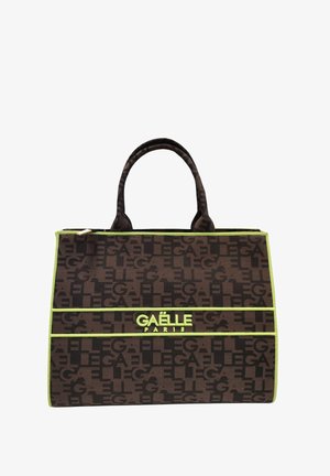 Borsa tote marrone con tessuto testurizzato, caratterizzata da un motivo logo ripetuto. Accenti verde brillante mettono in risalto i bordi e il nome del marchio.
