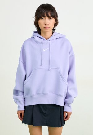 Lava krāsa, pārāk liels džemperis, izgatavots no mīkstas auduma. Iezīmes kangarū kabata, ribota aproce un mazs balts logotips uz krūškurvja.