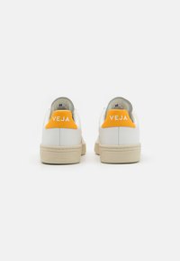 Veja V 12 - Sapatilhas - extra white/ouro