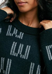 Emmamalena Stickad tröja - svart