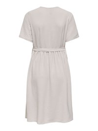 Robe texturée beige clair à manches courtes avec un col rond et une ceinture assortie à la taille, vue de dos.