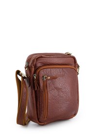 Hnědá texturovaná kožená crossbody taška s nastavitelným popruhem, přední zipovou kapsou a embosovaným logem "VENEZIA".