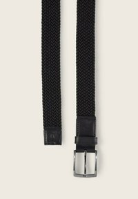 Ceinture tissée noire dotée d'une sangle élastique avec une texture tressée et d'une boucle en métal argenté rectangulaire avec des accents en cuir.