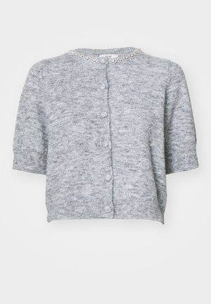 Īsām piedurknēm, pelēka kardigana ar strukturētu adījumu, apaļu kakla izgriezumu un rotājošu apkakli. Iekļautas priekšējās pogas un ribinātās piedurknes.