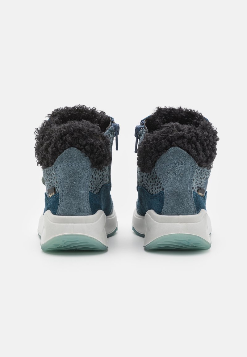 Hochschuh mit einem Obermaterial aus blauen und grauen Wildleder, Kunstfellakzenten, meshseitigen Einsätzen, zwei Reißverschlüssen und einer weißen Zwischensohle mit einer transparenten Sohle.