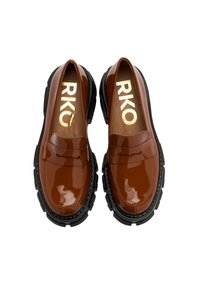 Mocasines de charol marrones con un acabado brillante, que cuentan con una suela de goma negra y el logo dorado "RKO" en la plantilla.