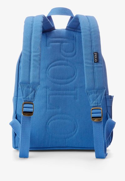 Μπλε καμβάς σακίδιο με εξέχον λογότυπο "POLO", ρυθμιζόμενους ιμάντες και πλαϊνή τσέπη. Λείο υλικό με ελάχιστες μεταλλικές λεπτομέρειες.