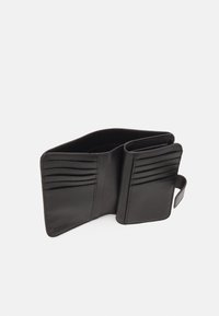 Portefeuille en cuir noir avec plusieurs emplacements pour cartes, texture lisse, design plié et un compartiment intérieur. Il dispose d'une fermeture à languette.