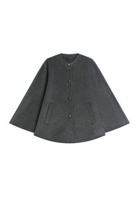 Cape en mélange de laine grise avec un col rond, cinq boutons et deux poches avant. Présente un design évasé et une texture douce.