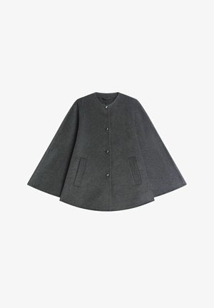 Grijze wolmix cape met een ronde hals, vijf knopen en twee voorzakken. Heeft een uitlopende vorm en een zachte textuur.