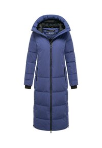 Lungo cappotto blu imbottito realizzato in tessuto liscio, con cappuccio, chiusura frontale con zip e tasche laterali con dettagli neri.