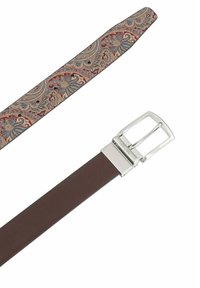 Gemusterter Stoffgürtel mit Paisley-Design in Burgund, Blau und Creme, kombiniert mit einem braunen Lederband und einer silbernen Metallschnalle.