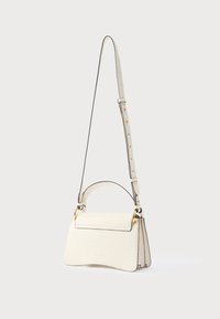 Witte leren handtas met een gestructureerd ontwerp, voorzien van gouden hardware accenten, een bovenhandvat en een verstelbare riem.